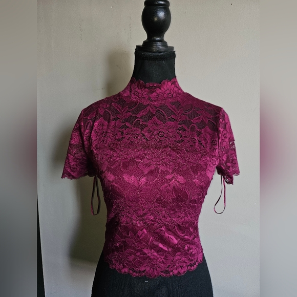 Guess Womens XS Extra Small-Small Burgandy Maroon Lace T Shirt Top - Picture 2 of 9